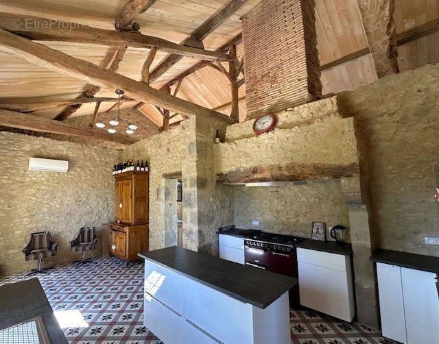 cuisine - Maison à VIC-FEZENSAC