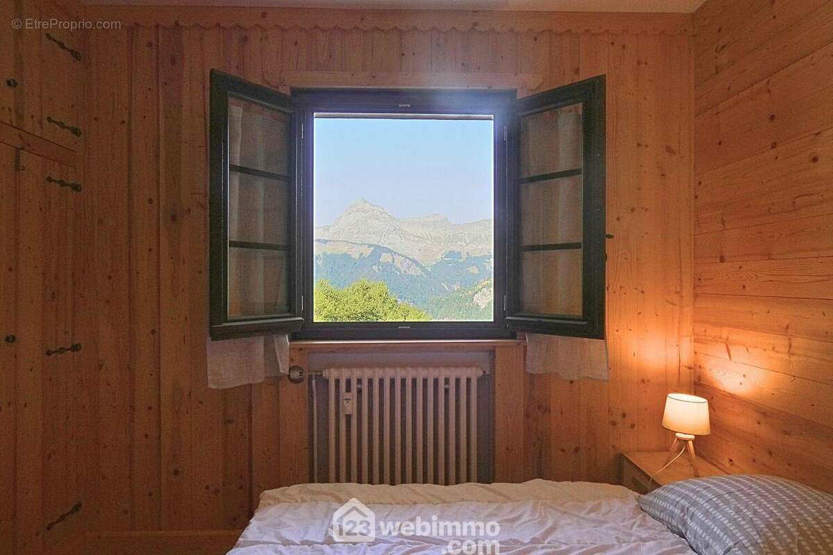 La chambre bénéficie d'une vue sur les massifs environnants dont le Mont-Charvin.