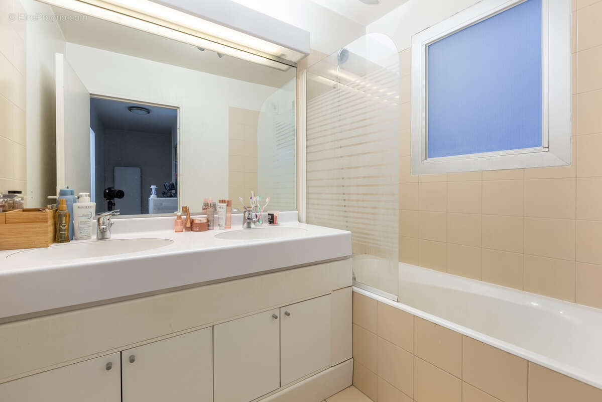Appartement à COURBEVOIE