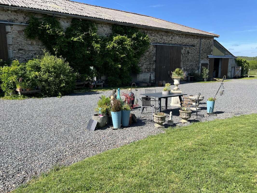 Ferme et domaine équestre avec 4 maisons et plus de 24 ha de terres et de pâturages - photo 18