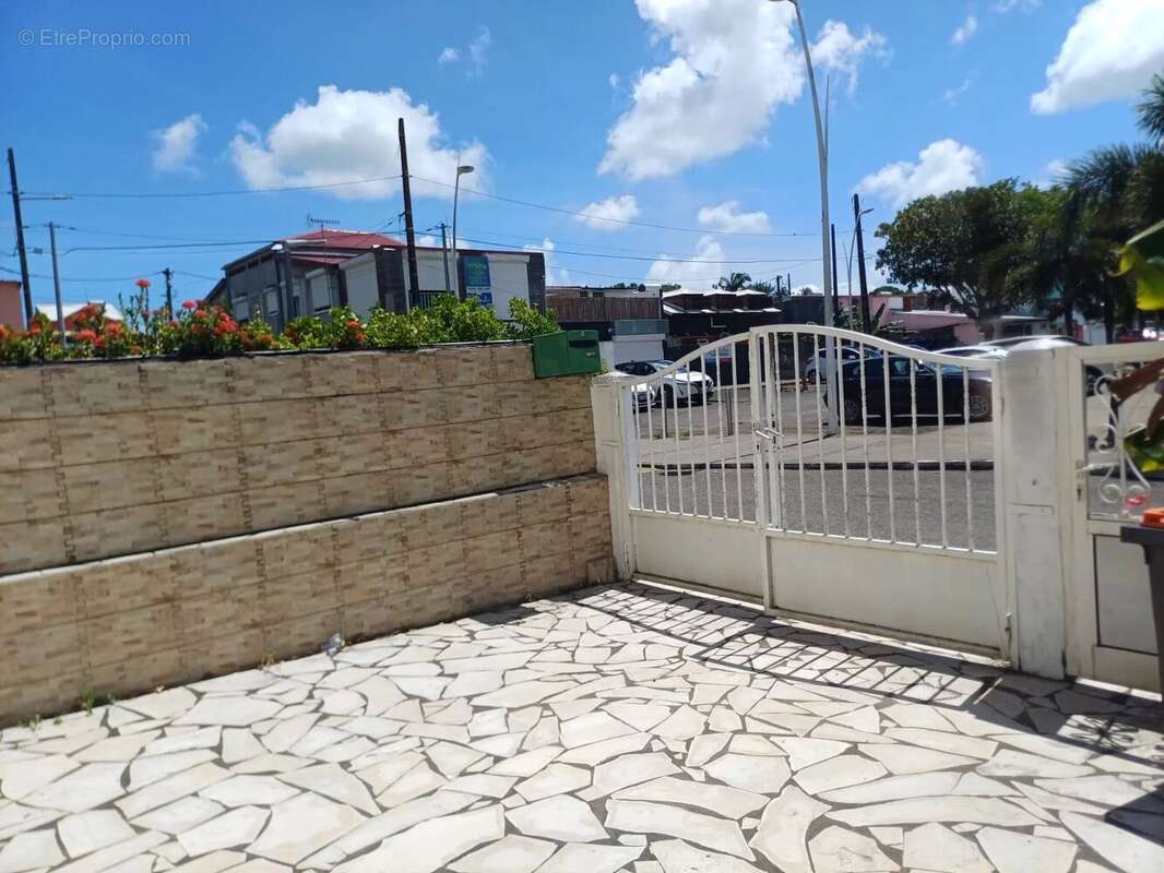 Maison à LES ABYMES