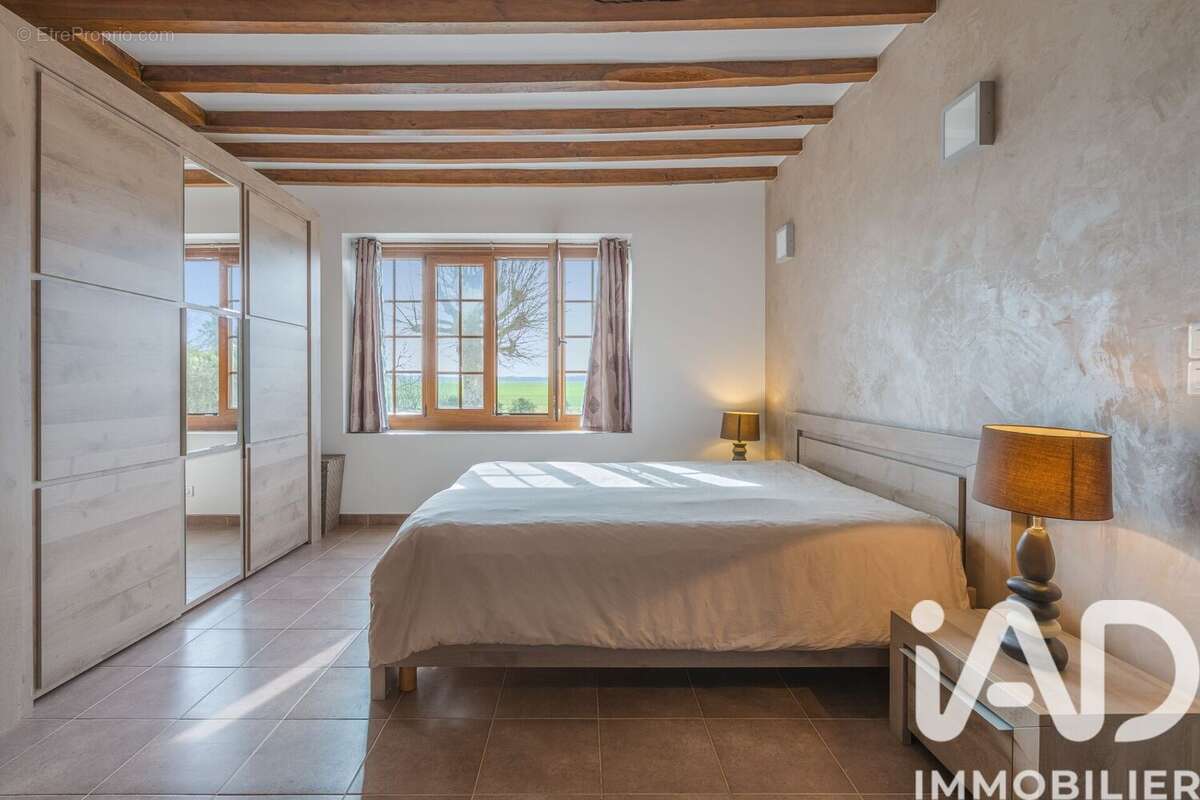 Maison 275 m² à Villebeon  - photo 4