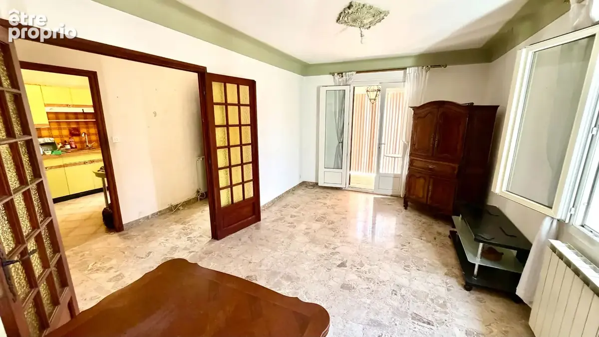 Maison de plain pied sur 428 m² de jardin clos et arboré. - photo 3