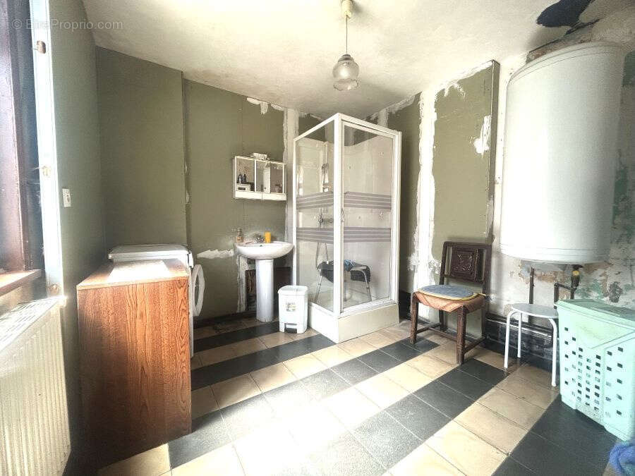 Maison de style bourgeoise, individuelle à rénover, développant 200m2 et bâtie sur 864m2 ! - photo 8