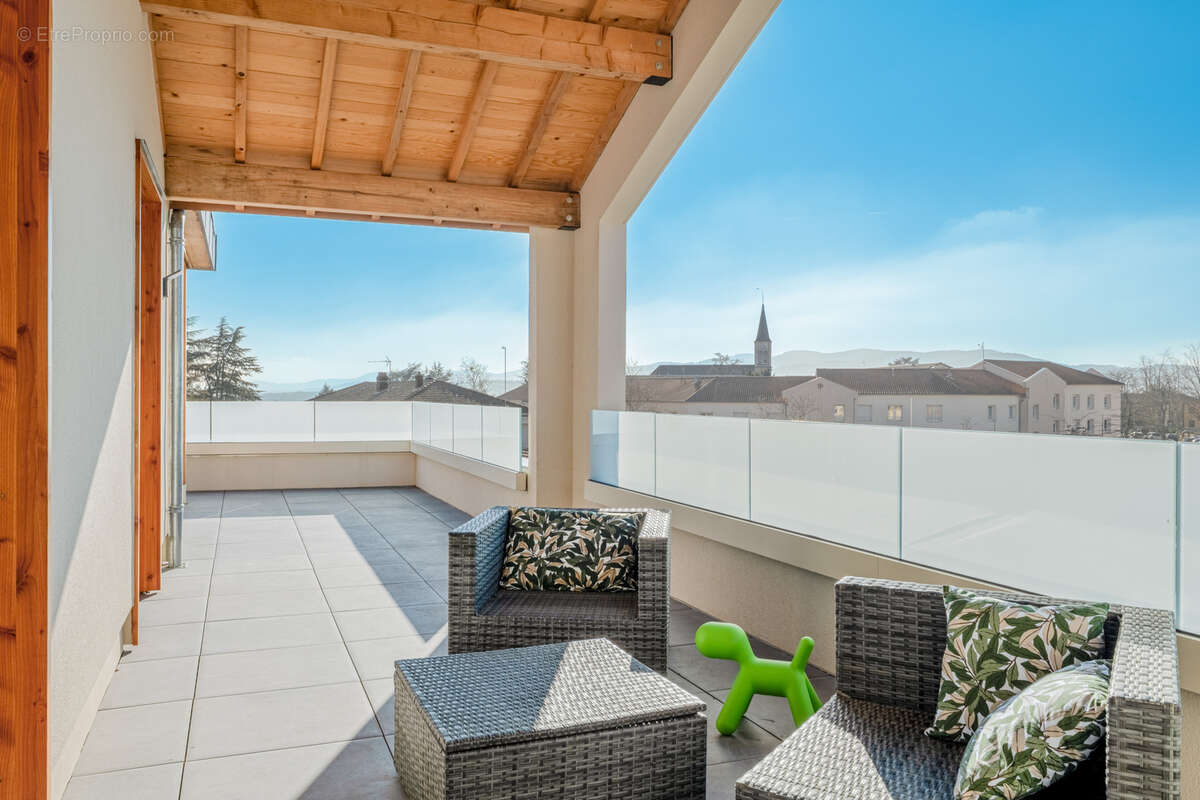 Appartement à LA TOUR-DE-SALVAGNY