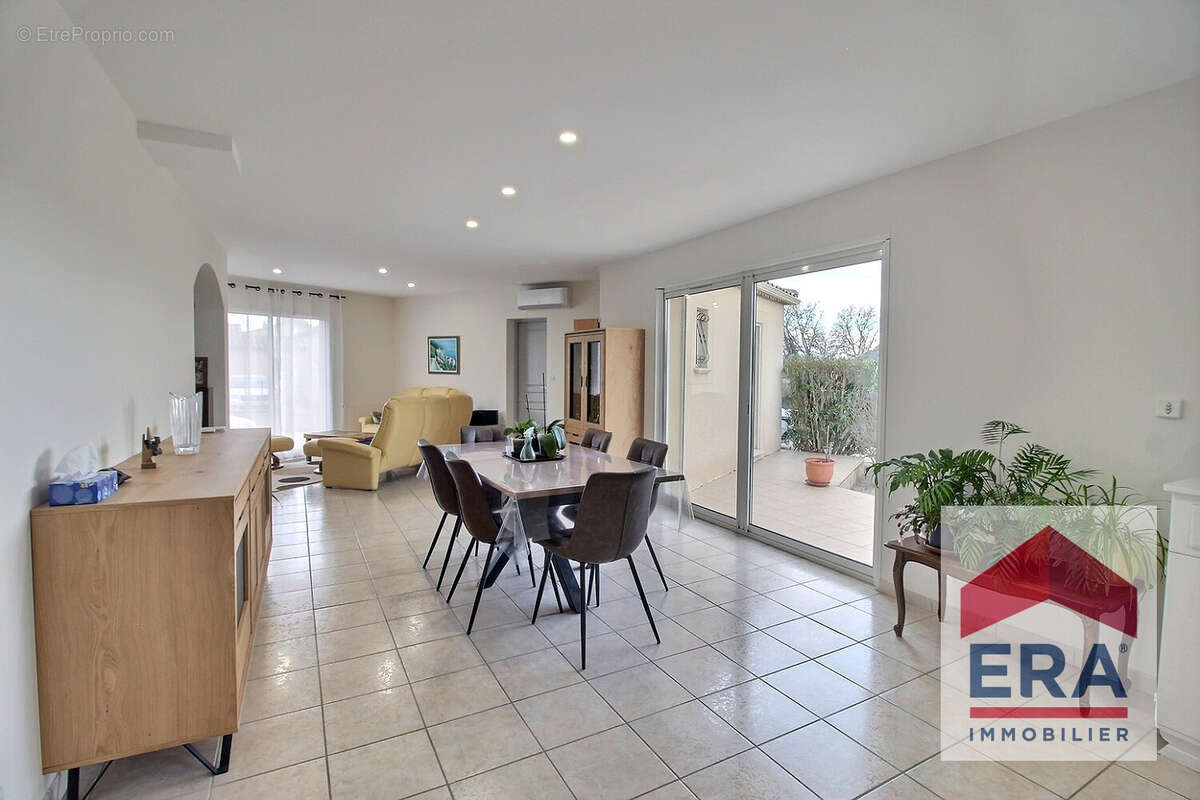 Maison à CAMARET-SUR-AIGUES