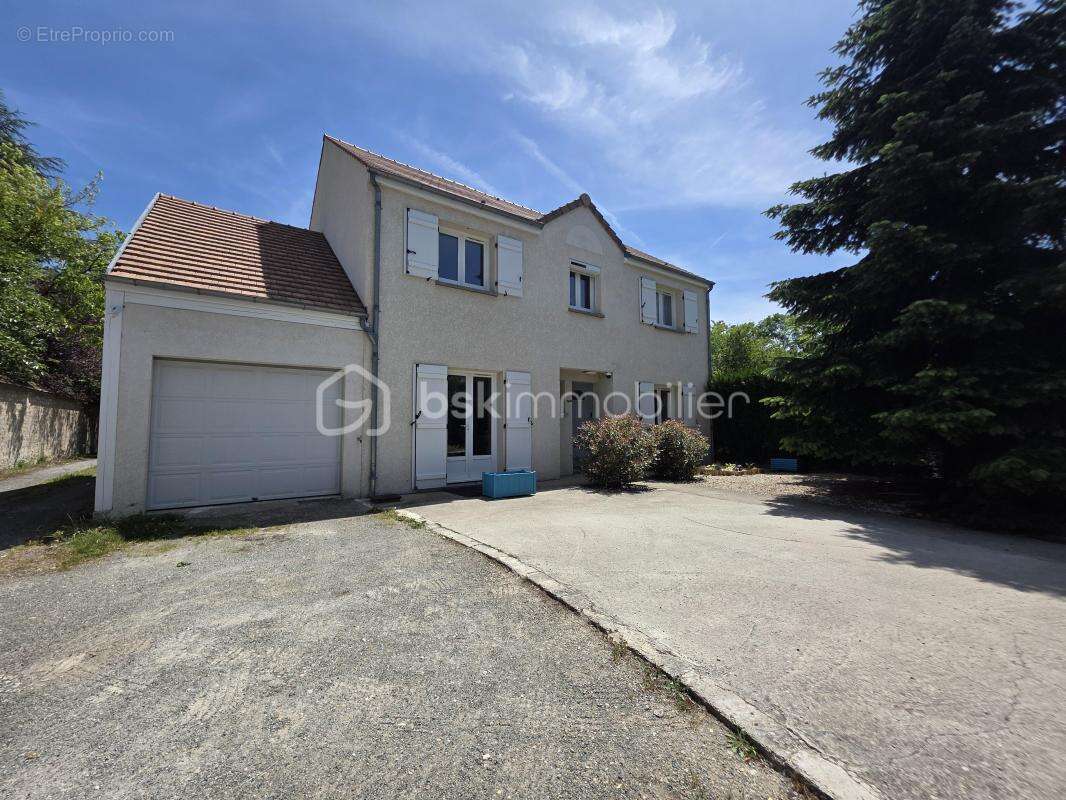 Maison à MONTCOURT-FROMONVILLE