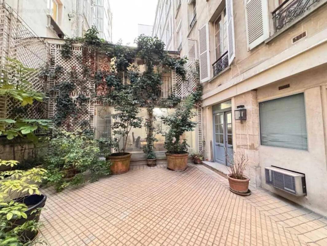 Commerce à PARIS-8E