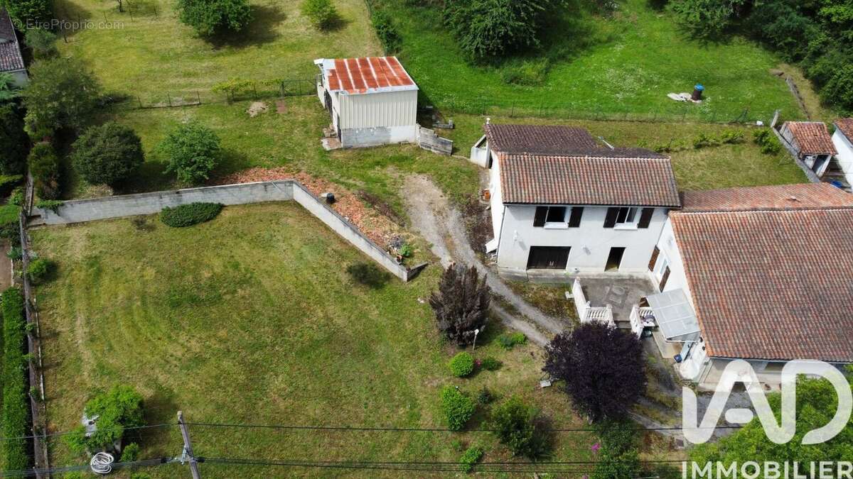 Maison 90 m² à Javerlhac-Et-La-Chapelle-Saint-Robert  - photo 2