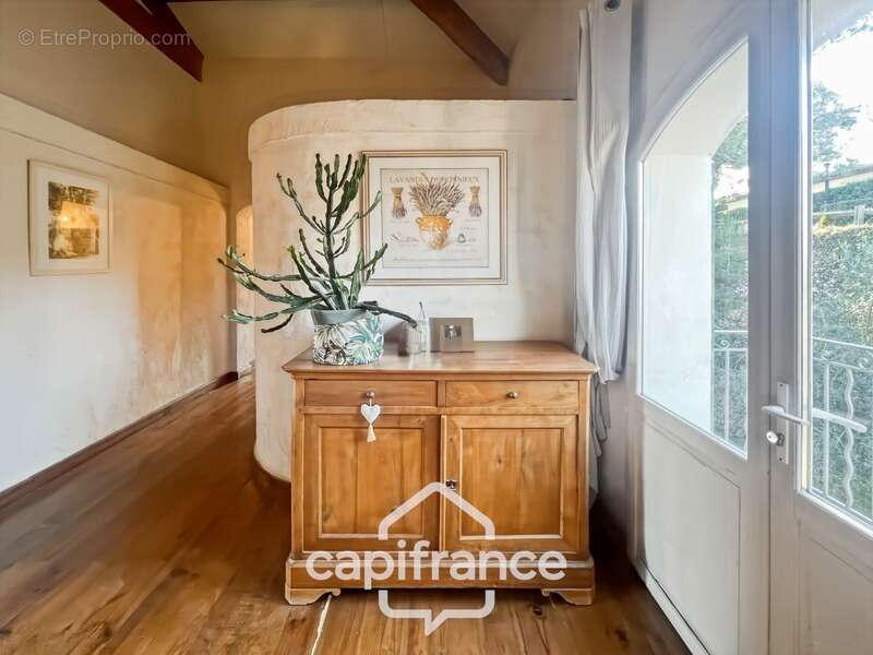 Domaine et Golf de Pont Royal, belle  propriété de 290 m2 établie sur un terrain de 2600 m2, cinq chambres, un bureau, piscine,  - photo 31