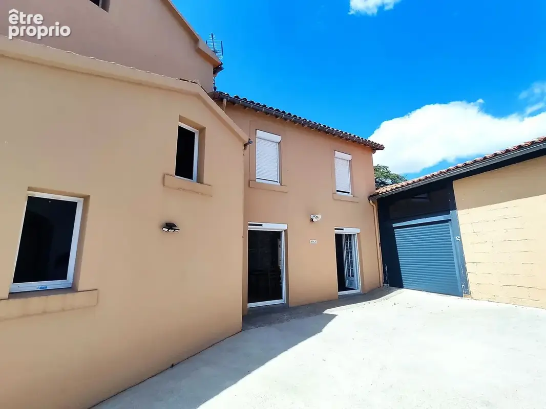 FACADE DE LA MAISON - Maison à LA CHATAIGNERAIE