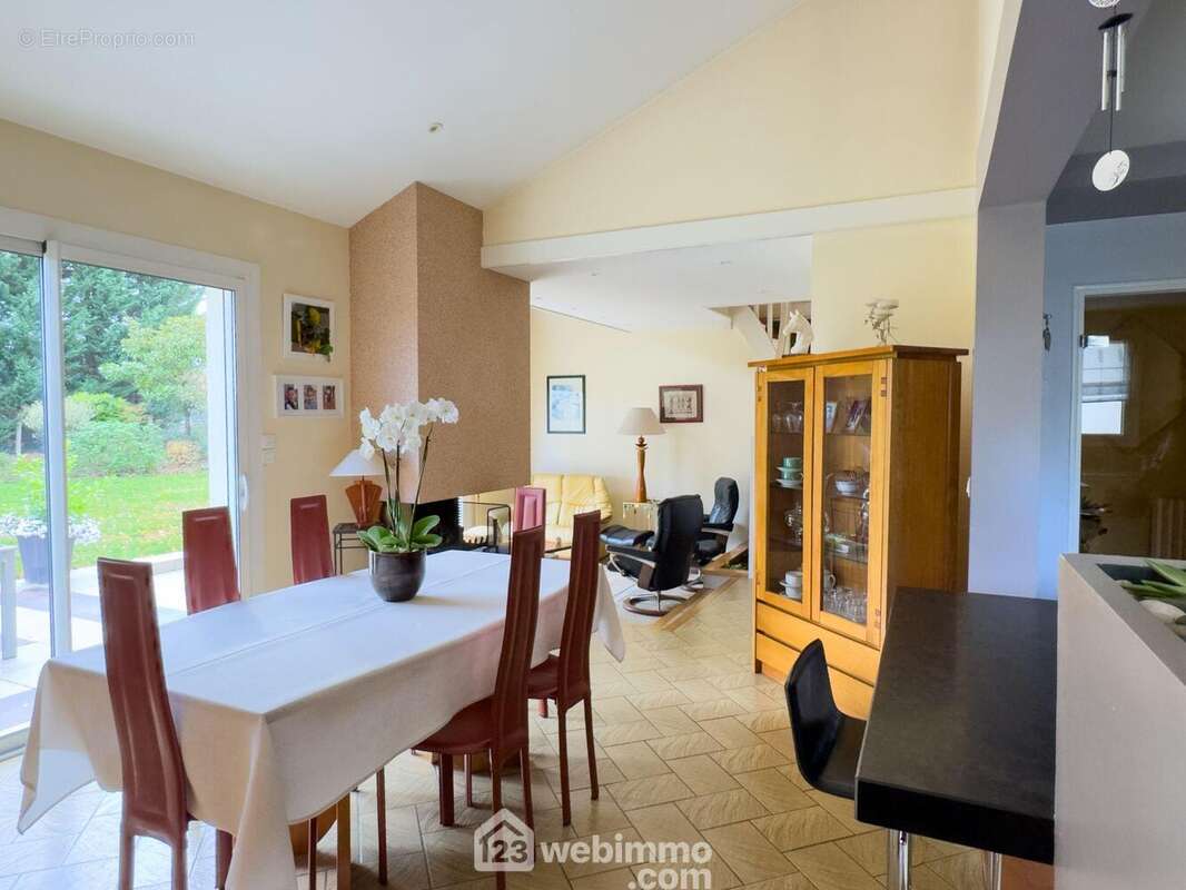 Le salon séjour est très lumineux avec un accès direct sur la terrasse extérieure. - Maison à CHOLET