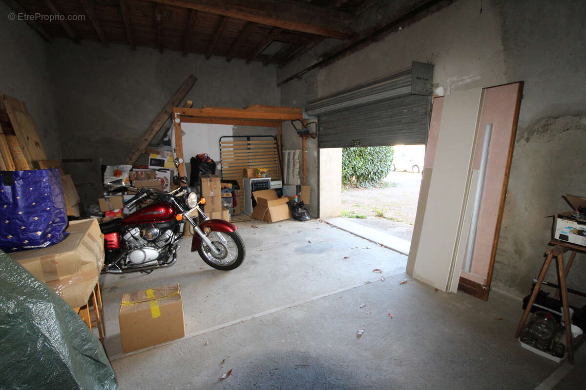 Quartier Limoux   Ensemble de bâtiments composé d’un ancien corps de ferme avec garage, le tout à rénover, et - photo 19