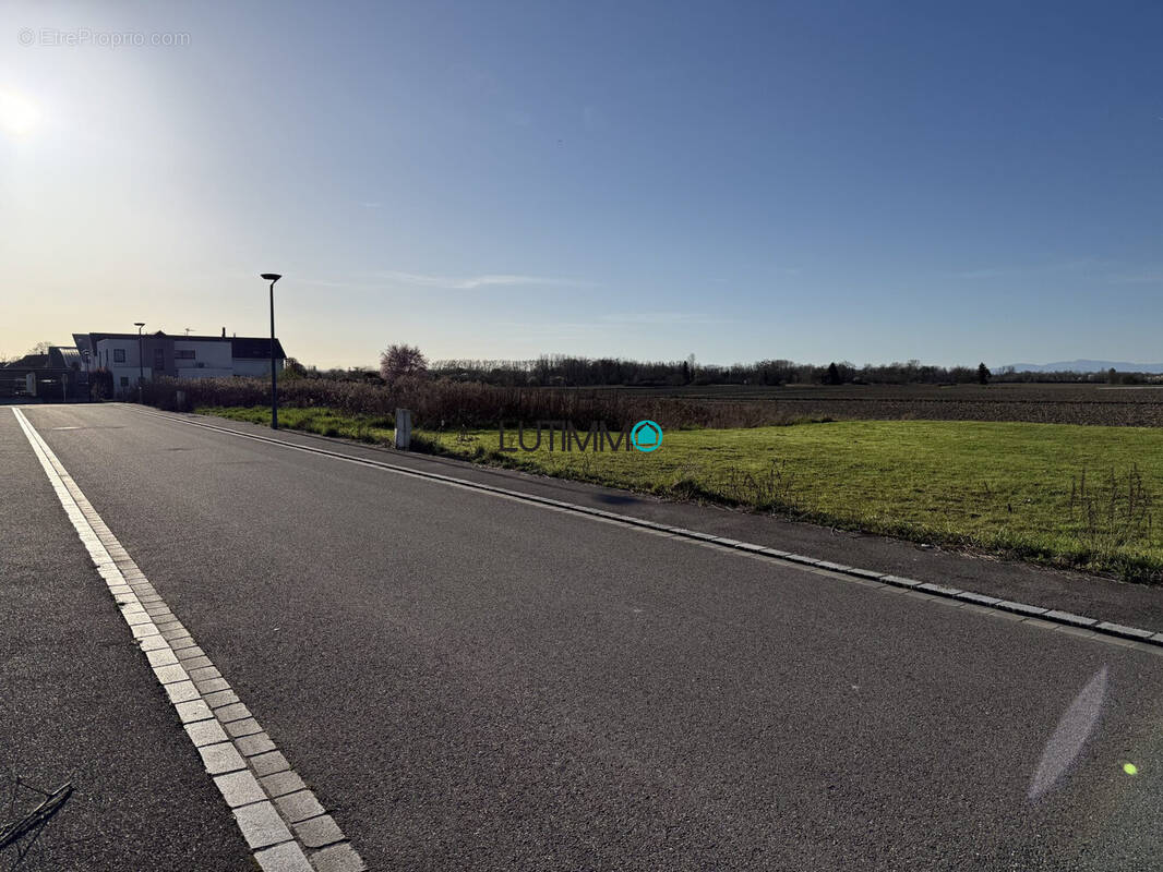 Terrain à VILLAGE-NEUF