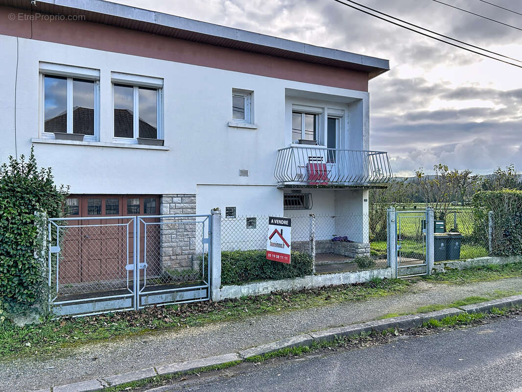Maison à SAINT-PANTALEON-DE-LARCHE