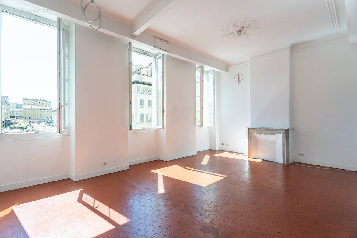 Appartement à MARSEILLE-1E