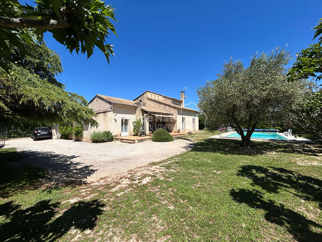 Maison 5 chambres sur parcelle de 1364 m² avec piscine et grand garage - Aubignan - photo 2
