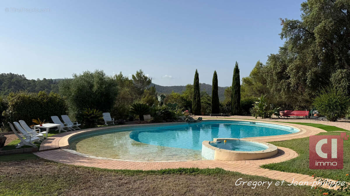 Pierrefeu-du-Var  Maison 220 m²  5 chambres  Piscine  Dépendance Terrain de 11 500 m²  Vue dominante - photo 2