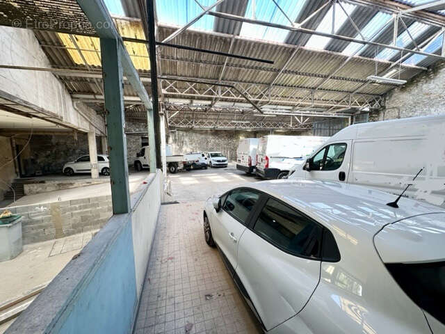 Hangar d'environ 600 m2 avec bonne clarté divisible en deux - photo 3