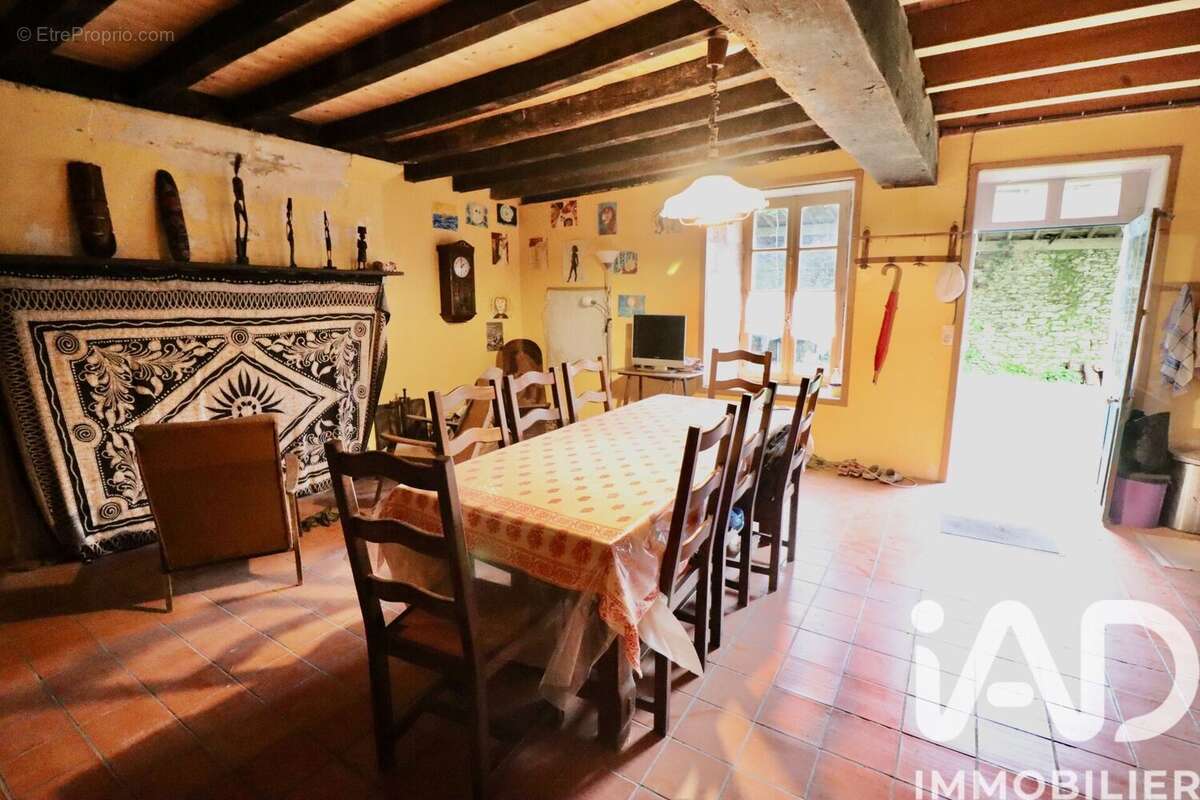 Maison 110 m² à Fenioux  - photo 2