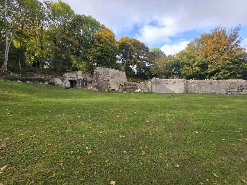 Terrain à CHARBONNIERES-LES-VARENNES