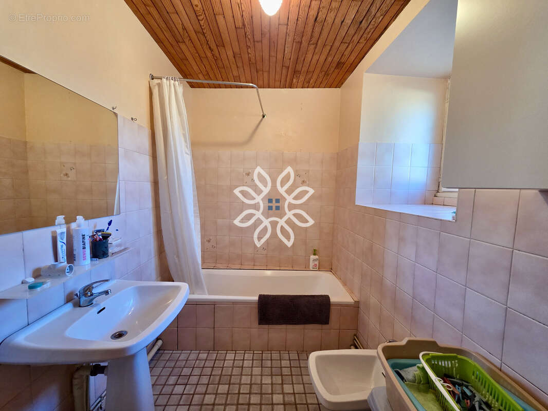 Maison de Village avec dépendances - photo 8