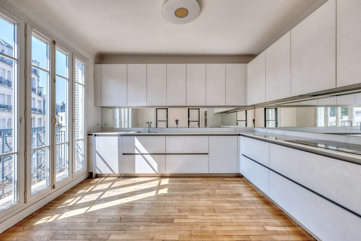 Appartement à PARIS-16E