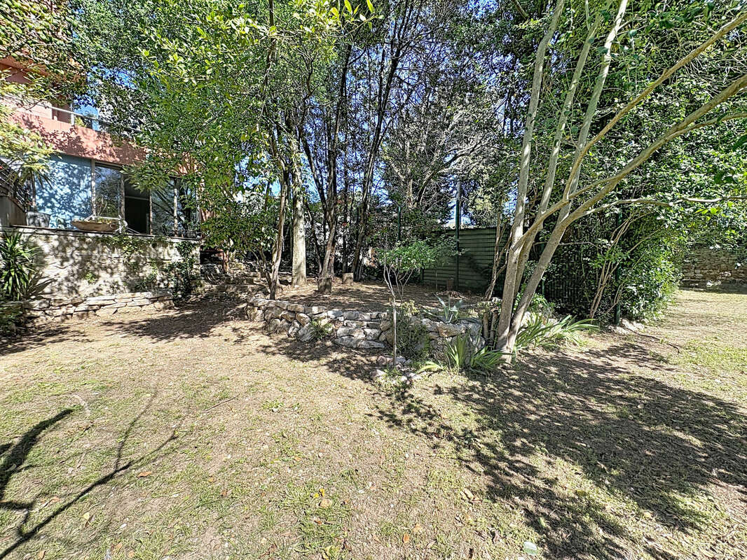 Montpellier Arceaux. Appartement en rez-de-jardin privatif avec 3 chambres & parking privé. - photo 16