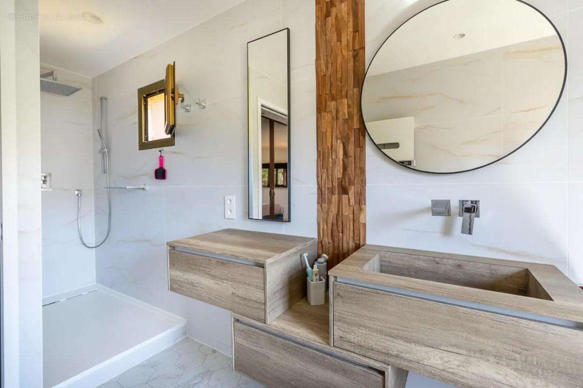 Maison de 8 pièces de 235 m² à Sanary-sur-Mer - photo 11
