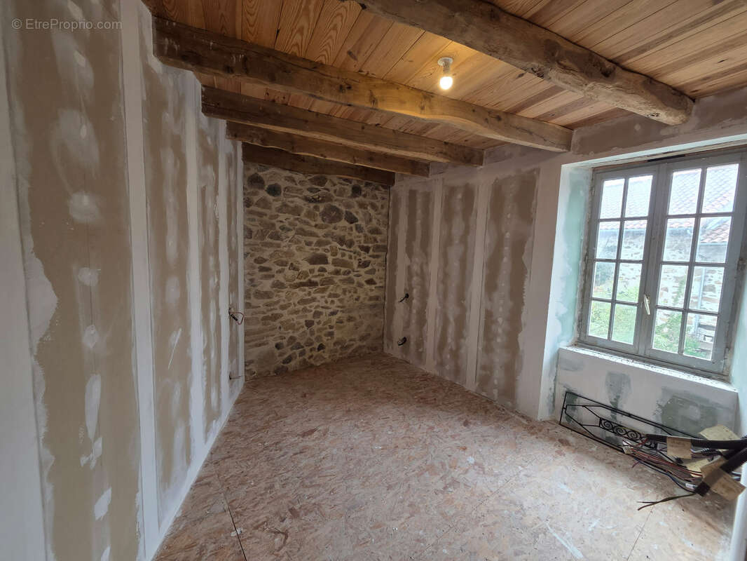Maison à SAINT-LAURENT-SUR-GORRE