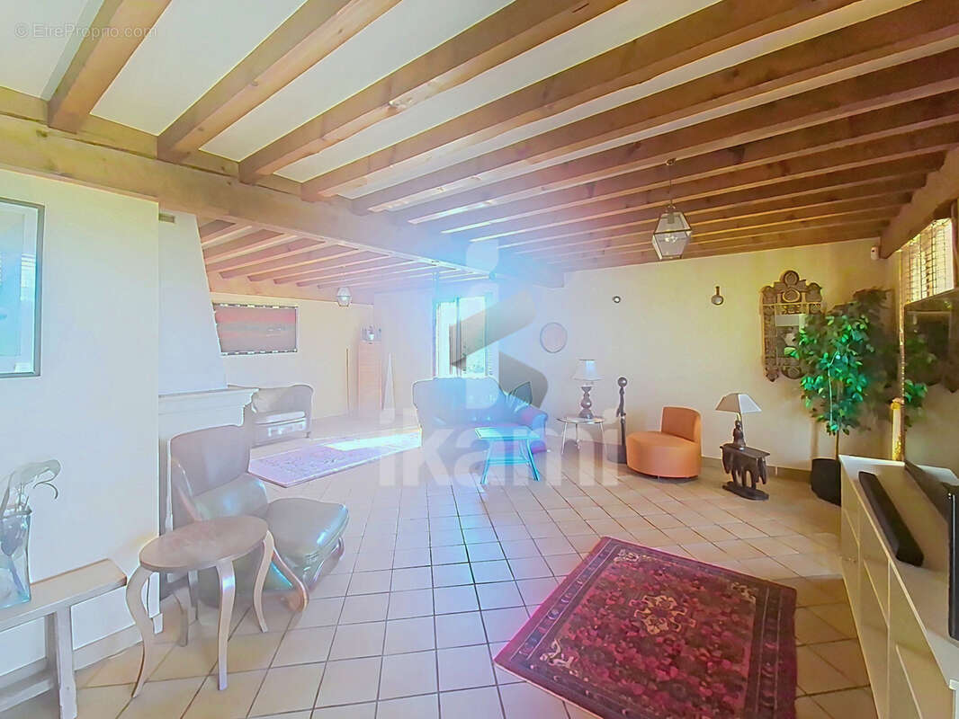 Maison familiale 4 chambres sur 2 565 m2 avec piscine - photo 6