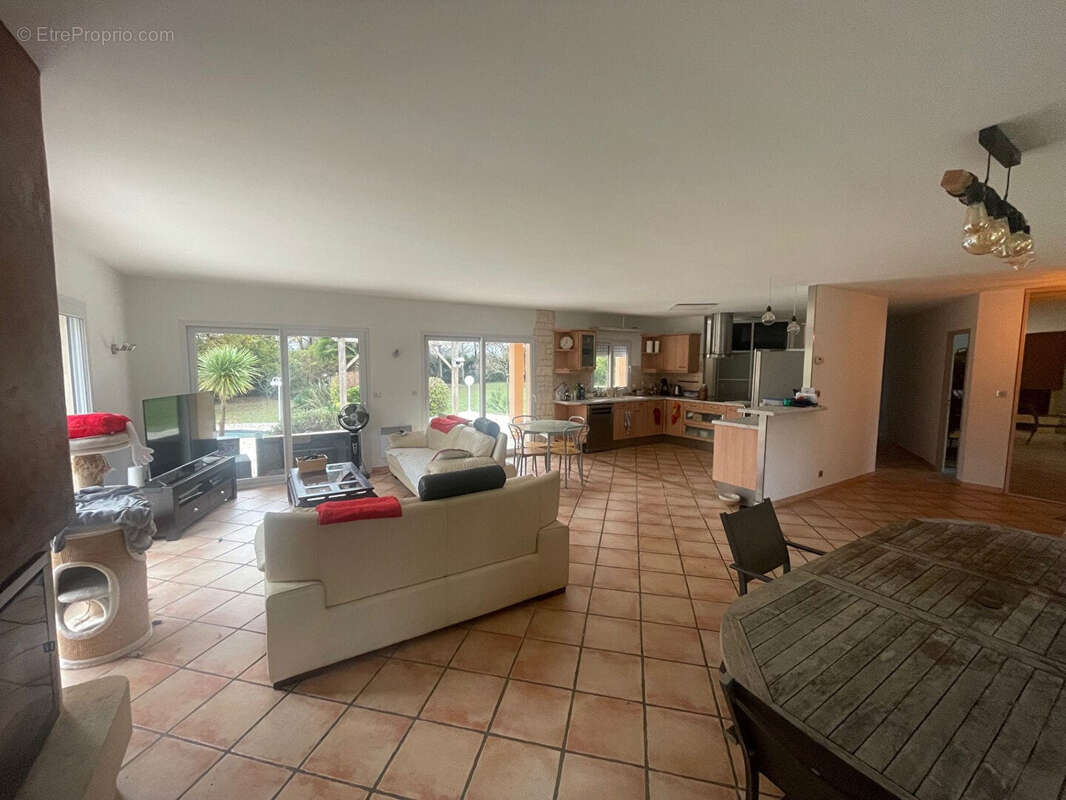 Proche Périgueux MAISON de PLAIN PIED 146 m2 avec 4 chambres / Grand garage / Grand terrain avec PISCINE. - photo 16