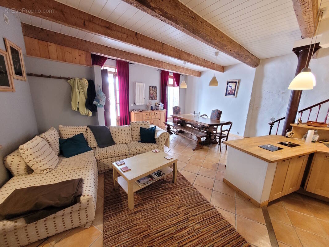 Très belle maison de caractère de 166 m² habitables. - photo 2