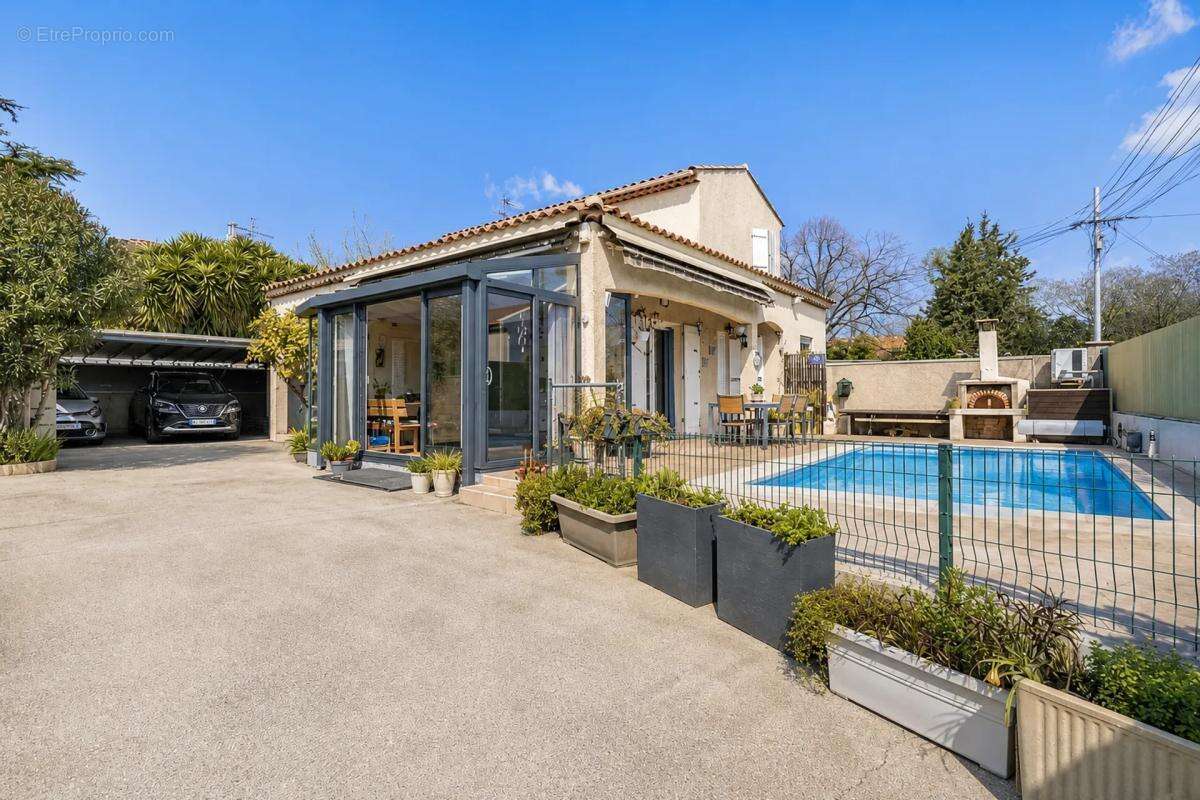 Villa avec piscine et véranda à Marseille 12ème - photo 9