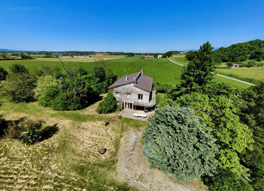 Maison à MONTELEGER