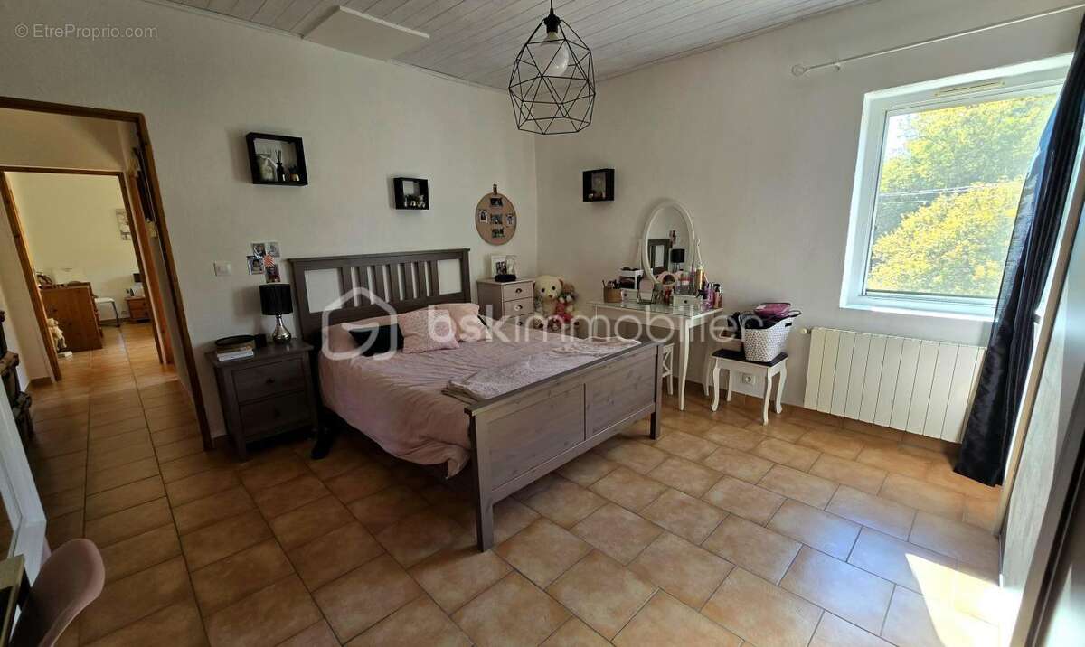 Maison à SAINT-JULIEN-DE-PEYROLAS