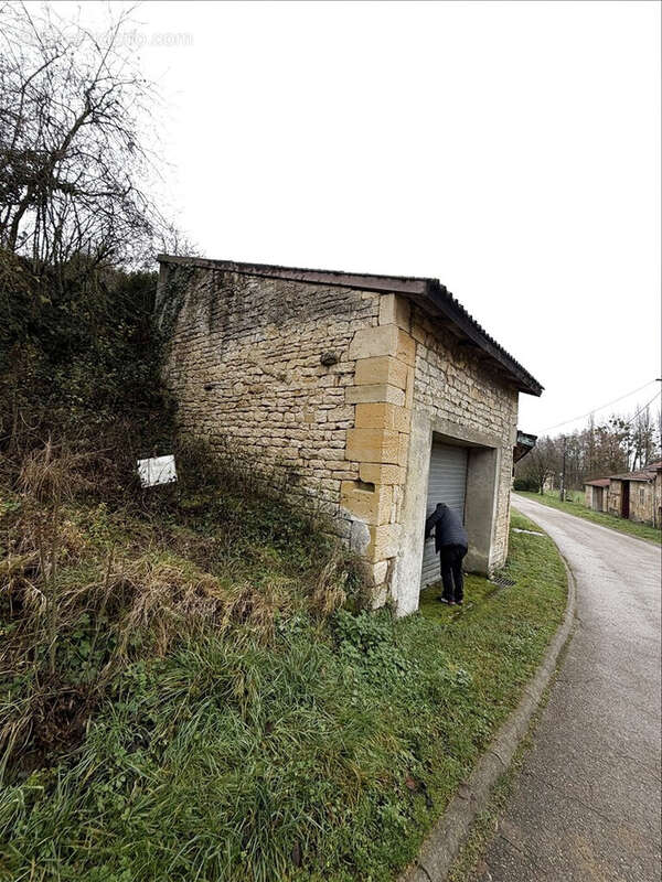 Parking à PETIT-FAILLY