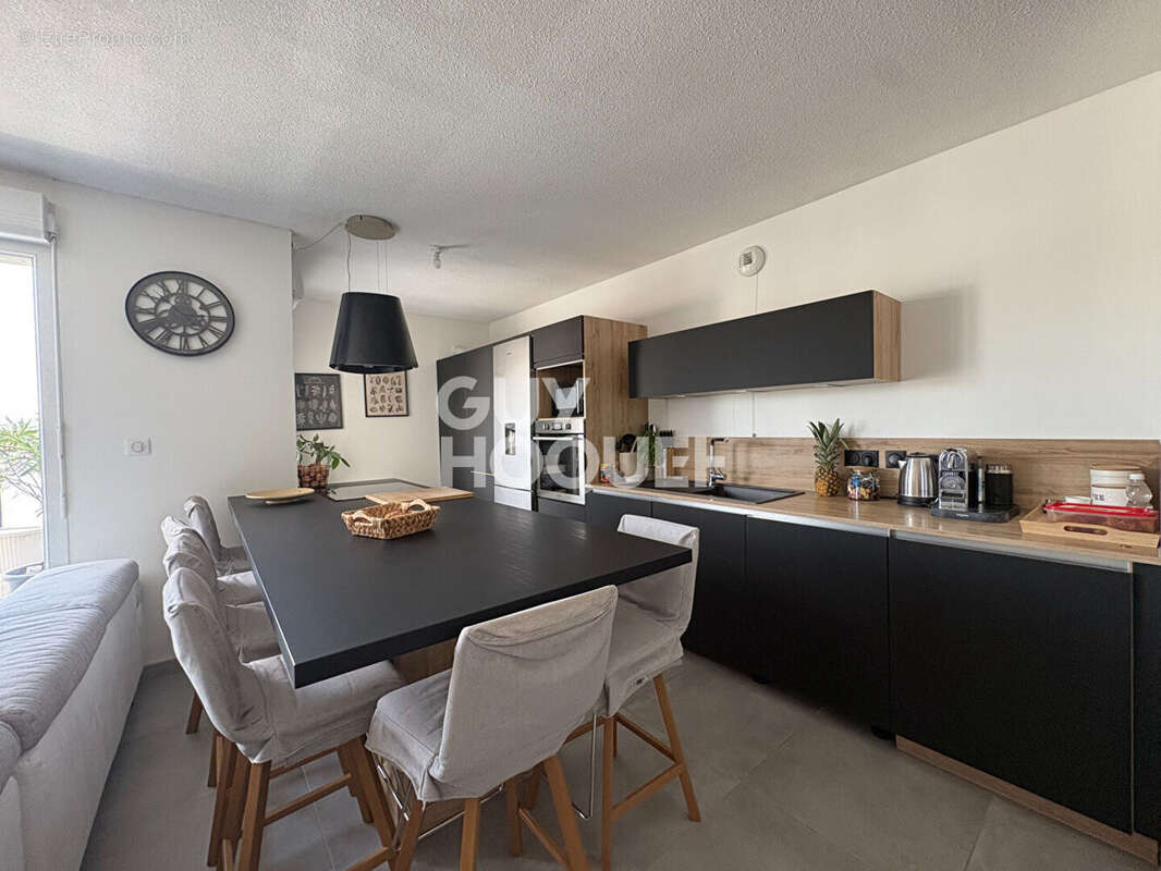 Dernier étage : T5 récent de 97 m² avec terrasse, climatisation et 2 garages - photo 4
