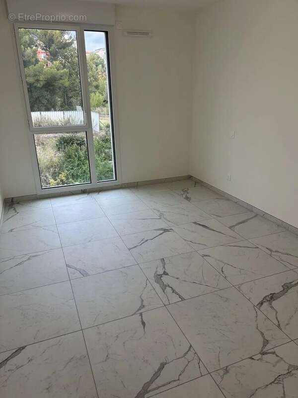 Appartement à SAINT-LAURENT-DU-VAR