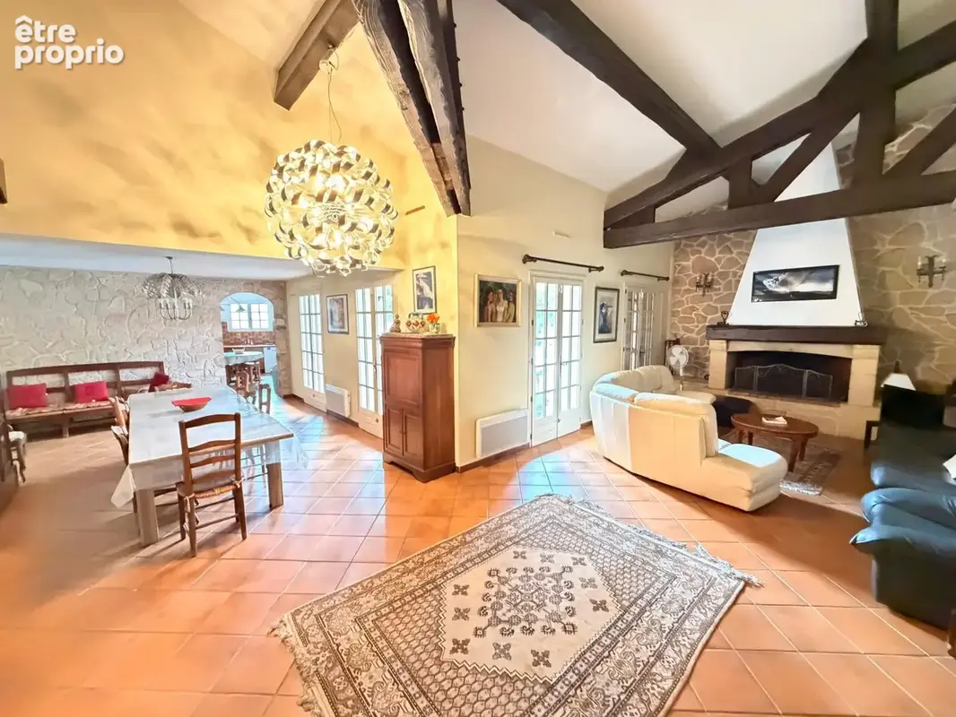 NIMES LA CIGALE Magnifique bastide 6 pièces de 210 m2 avec jardin et piscine - photo 5