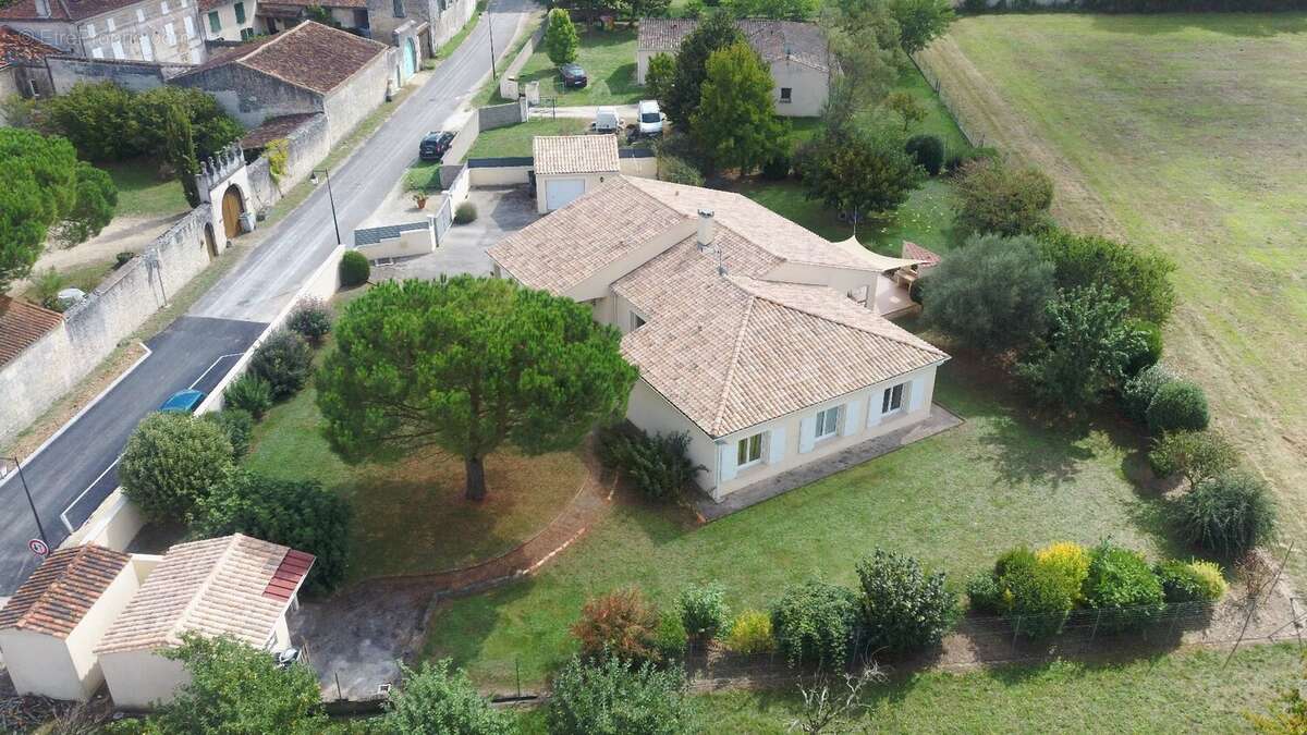 Maison à SAINT-MEME-LES-CARRIERES