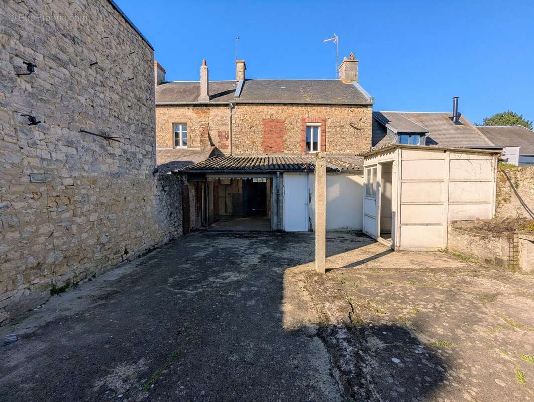 cour - Maison à ISIGNY-SUR-MER