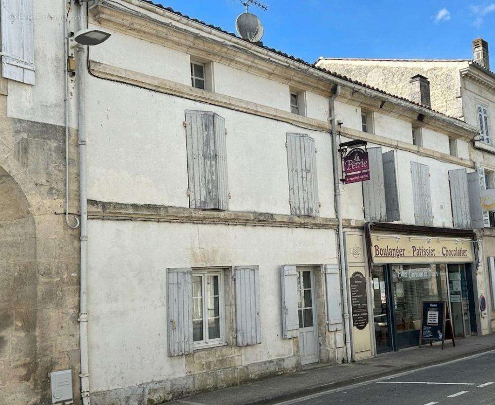 Maison à SAINT-JEAN-D'ANGELY