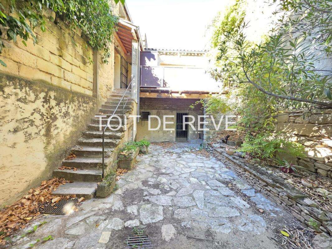 Immeuble proche Uzès : 334m2 divisés en 4 appartements + cours intérieure de 170m2 - photo 3