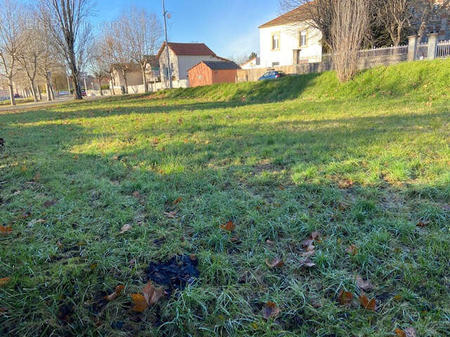 Terrain à VERTAIZON