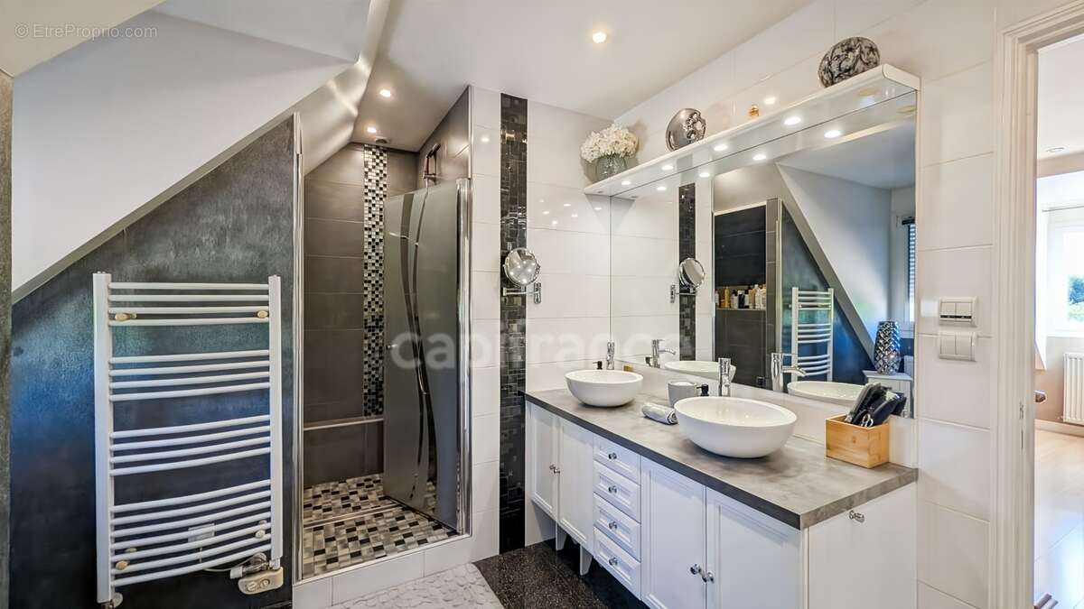 À 5 minutes de Chalon-sur-Saône (71) ​Superbe Villa de 200 m² double garage et dépendance Parc de 1 800 m² Piscine & Pool House  - photo 18