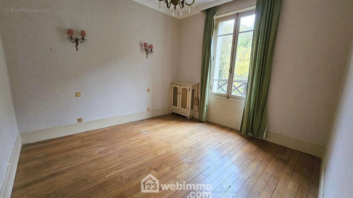 Au RDC, une chambre de 13 m² parquetée. - Maison à MALESHERBES