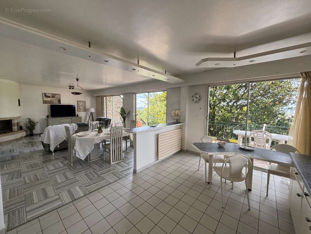 ARGENTEUIL – LES COTEAUX  Élégante maison familiale de plus de 200 m² avec vue sur Paris et la Tour Eiffel - photo 6
