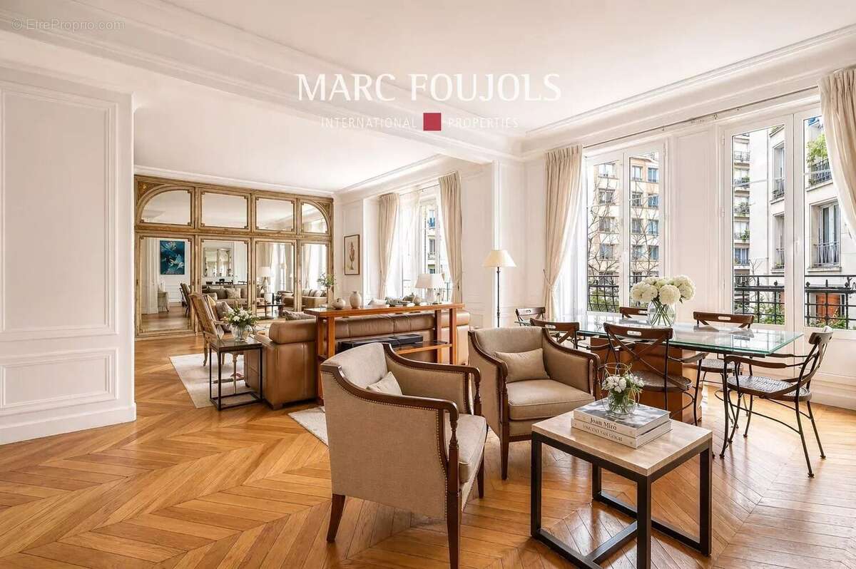Appartement à PARIS-16E