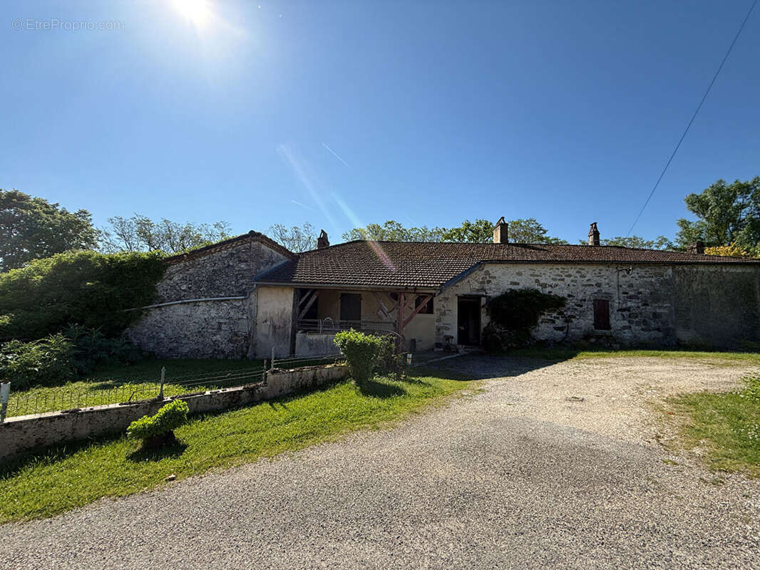 Maison en pierre avec dépendance attenante - photo 2